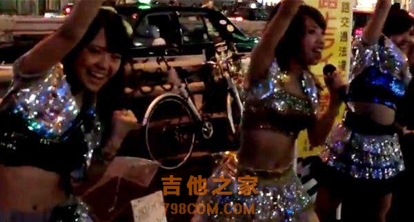 崔佛在《给他爱》里砸了街头歌手的吉他，现实中也不过如此