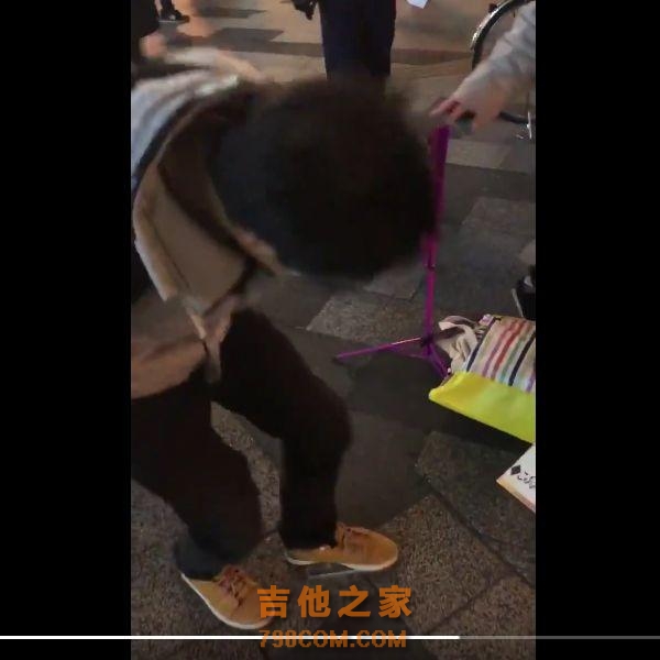 崔佛在《给他爱》里砸了街头歌手的吉他，现实中也不过如此