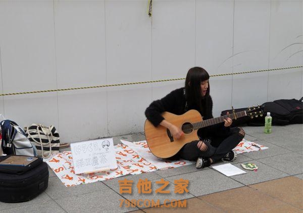 崔佛在《给他爱》里砸了街头歌手的吉他，现实中也不过如此