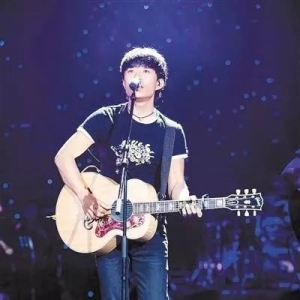 一把吉他走天涯,纯朴与真实的民谣大男孩||赵雷