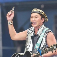 在香港无人的码头，72岁的许冠杰一个人开了一场演唱会
