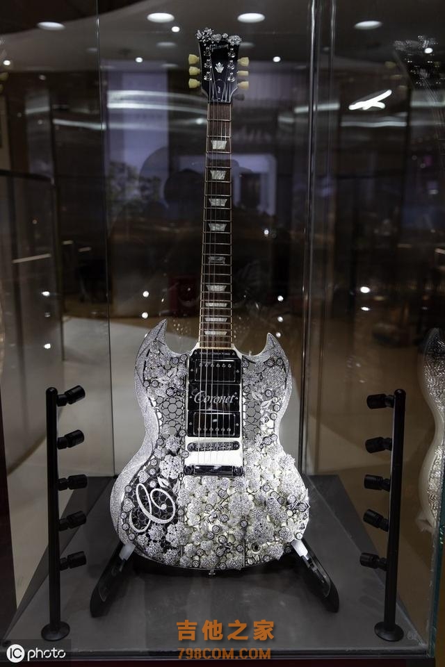 上海现“天价”吉他：镶嵌400克拉钻石，售价超1300万元