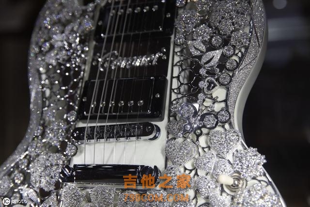 上海现“天价”吉他：镶嵌400克拉钻石，售价超1300万元