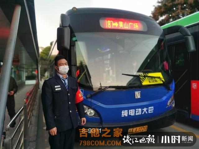 厉害了，杭州这个公交车队，有两名吉他手