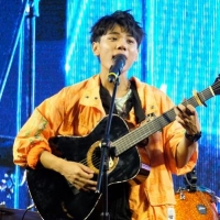 吕学翰演唱一半 吉他出问题秒清唱　超暖嗓音被封“宠物男孩”