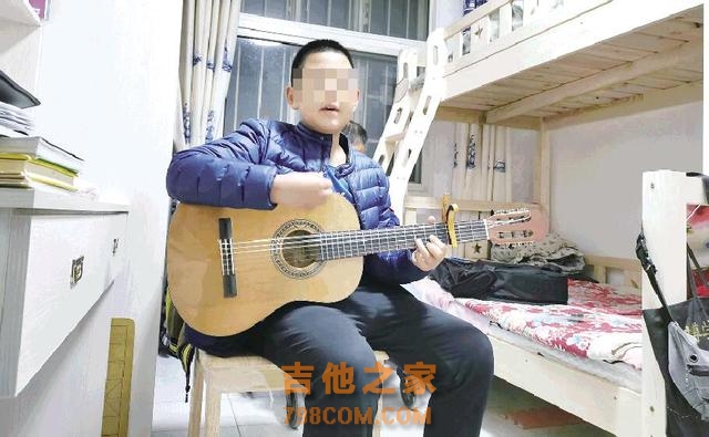 “希望小屋”里，传来吉他弹唱，潍坊十岁男孩欢欢高兴地说，他最喜欢双层床，可以照顾双腿残疾的爸爸