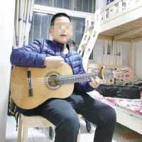 “希望小屋”里，传来吉他弹唱，潍坊十岁男孩欢欢高兴地说，他最喜欢双层床，可以照顾双腿残疾的爸爸