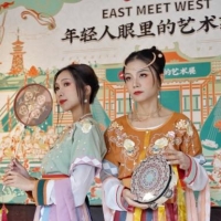年轻人眼里的敦煌：仙子捧比萨迎四方客人，飞天戴墨镜弹吉他