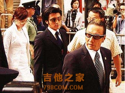 摔吉他，深陷顶包案，与大11岁天后恋爱，谢霆锋的那些叛逆岁月