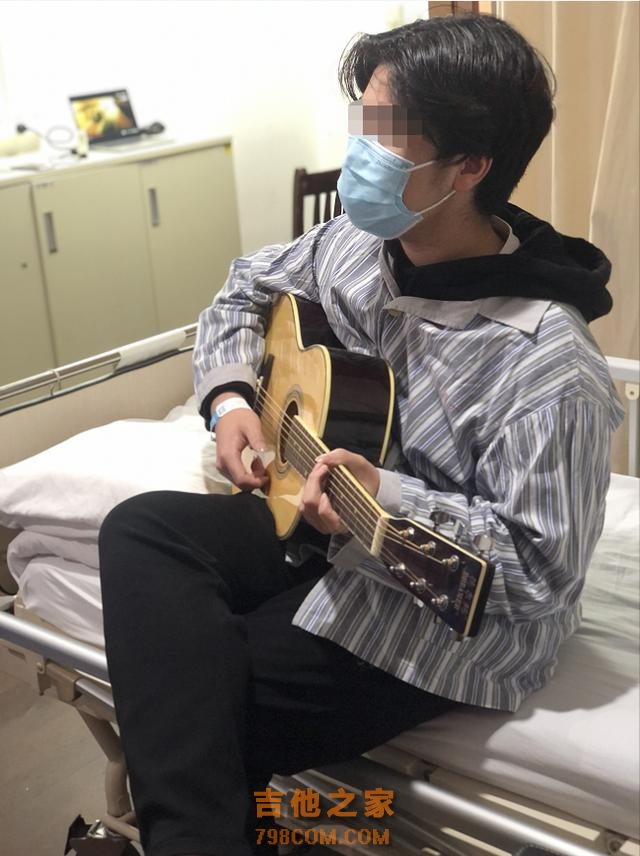 仁济西院的闭环管理中，15岁上海男孩在病房弹起了吉他……