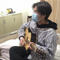 仁济西院的闭环管理中，15岁上海男孩在病房弹起了吉他……