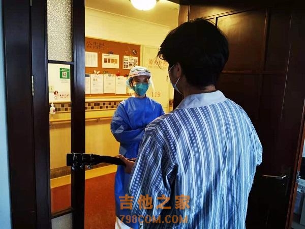 遭遇闭环管理，这个15岁上海男孩在仁济西院病房弹起吉他、温暖了整个病区