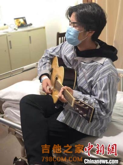 吉他少年给“闭环管理”医院病房带去欢乐 心理疏导融入治疗
