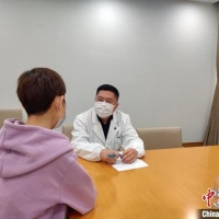 吉他少年给“闭环管理”医院病房带去欢乐 心理疏导融入治疗