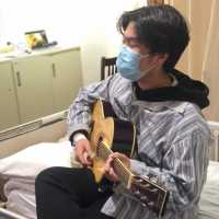 身处闭环管理下的医院，15岁男孩用吉他声温暖了病区