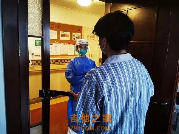 遭遇闭环管理，这个15岁上海男孩在病房弹起吉他，温暖了整个病区