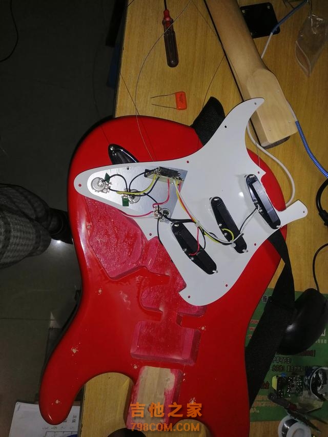 今天升级电吉他，弄几个油浸电容，不知效果如何，请大师来试试。