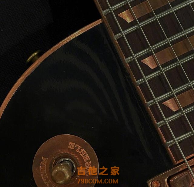 王源晒师父赠予的吉他，曾是赵英俊生前收藏至宝，全世界仅此一把