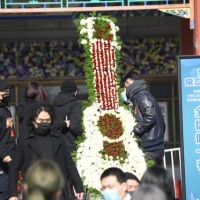 赵英俊告别仪式在京举行 陈思诚薛之谦乔杉等人前往 现场摆设“吉他”花圈
