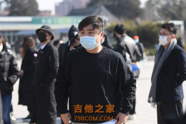 赵英俊告别仪式在京举行 陈思诚薛之谦乔杉等人前往 现场摆设“吉他”花圈