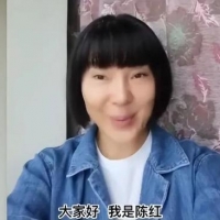 53岁歌手陈红晒近照，鼻子变形眼睛怪异五官变化大，疑似整容失败