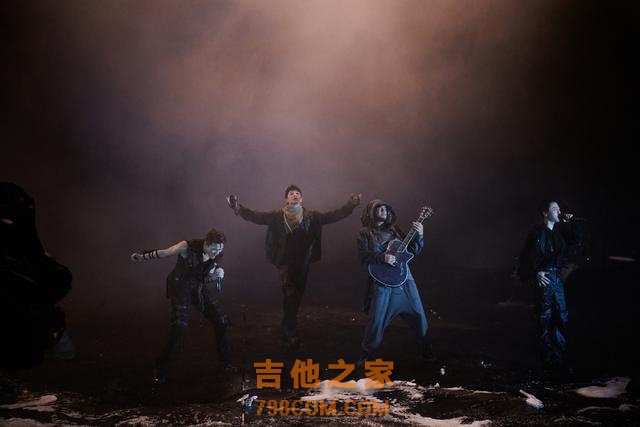 《披荆斩棘》苏有朋部落跳“火刀舞”，刘恺威MIKE首次挑战吉他弹唱