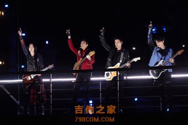 《披荆斩棘》苏有朋部落跳“火刀舞”，刘恺威MIKE首次挑战吉他弹唱