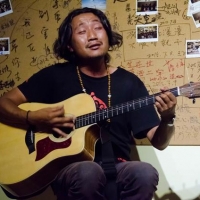 大学生吉他基础弹唱，3000分钟视频教程+300套经典曲谱，送你参考