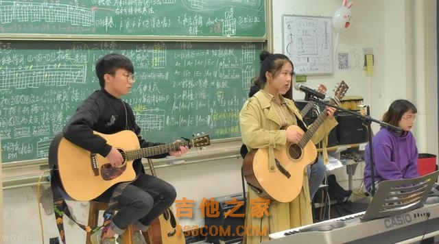 大学生吉他基础弹唱，3000分钟视频教程+300套经典曲谱，送你参考