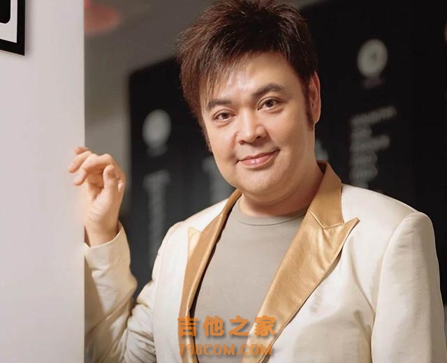 恼火！香港知名歌手坐轮椅开个唱被同行批惨不忍睹，本人霸气回怼