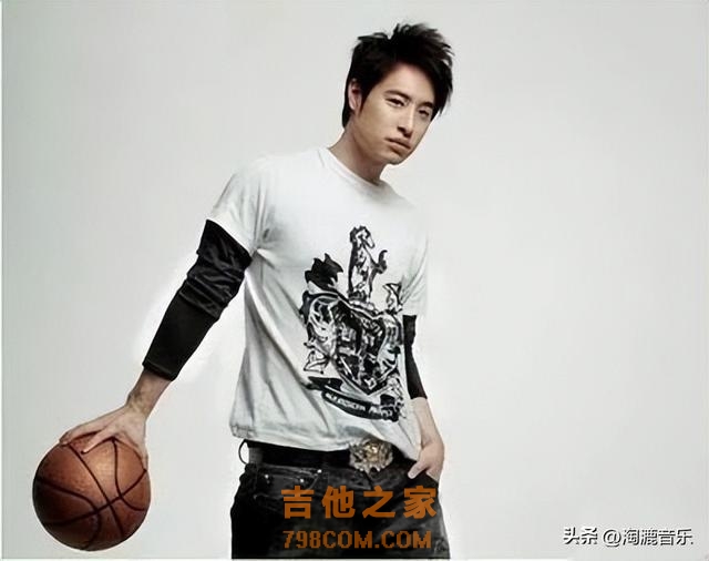 顶流男歌手获奖被骂，演唱会摔下舞台，如今披荆斩棘王者归来？
