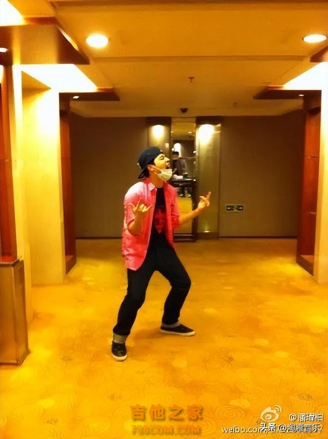 顶流男歌手获奖被骂，演唱会摔下舞台，如今披荆斩棘王者归来？
