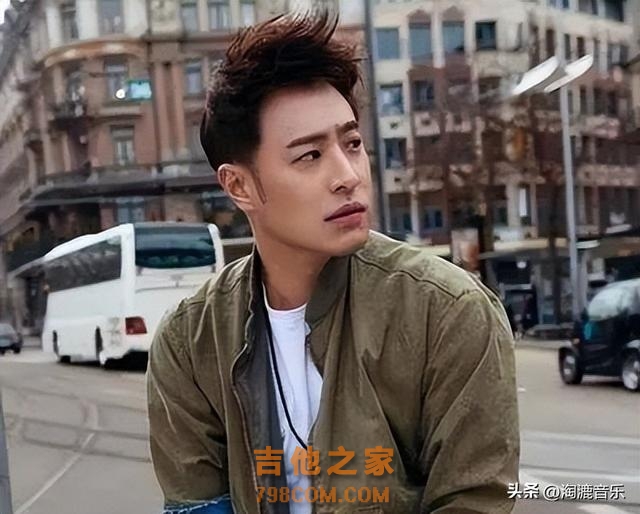 顶流男歌手获奖被骂，演唱会摔下舞台，如今披荆斩棘王者归来？