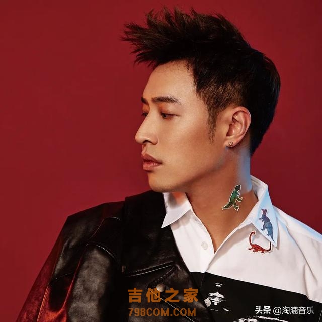 顶流男歌手获奖被骂，演唱会摔下舞台，如今披荆斩棘王者归来？