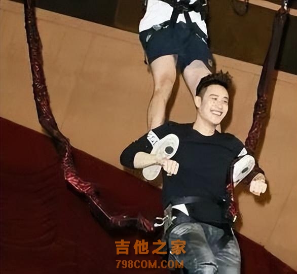 顶流男歌手获奖被骂，演唱会摔下舞台，如今披荆斩棘王者归来？