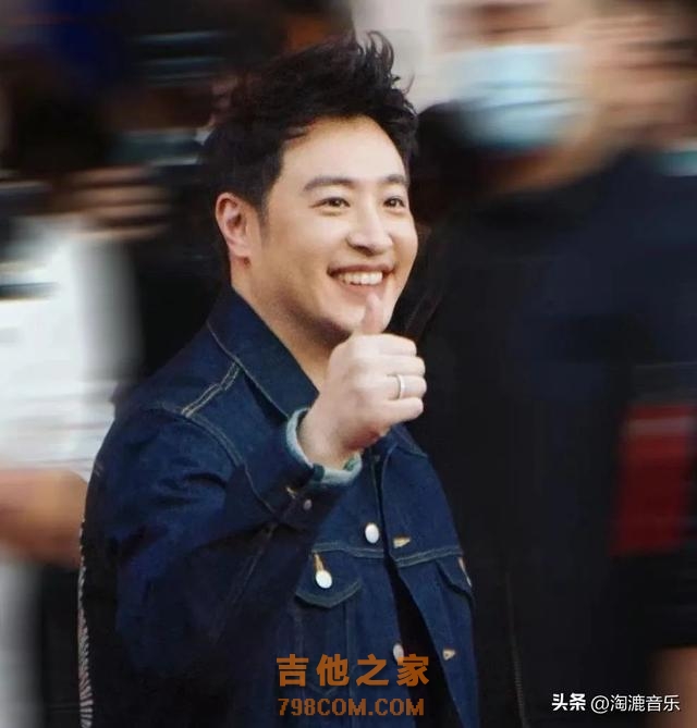 顶流男歌手获奖被骂，演唱会摔下舞台，如今披荆斩棘王者归来？