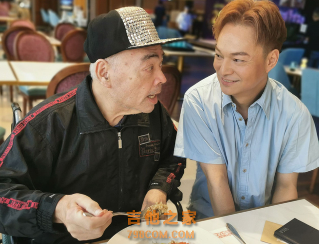 知名歌手坐轮椅仍开唱，却遭女星嘲讽惨不忍睹，咬牙切齿激动反驳
