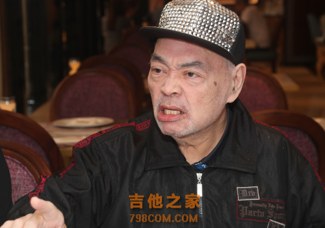 知名歌手坐轮椅仍开唱，却遭女星嘲讽惨不忍睹，咬牙切齿激动反驳