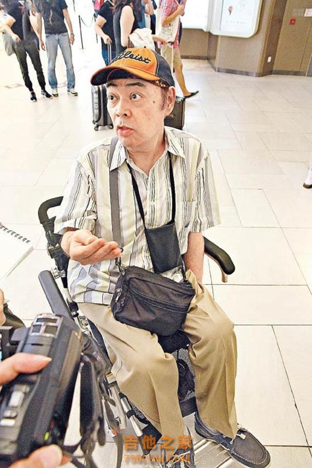 知名歌手坐轮椅仍开唱，却遭女星嘲讽惨不忍睹，咬牙切齿激动反驳