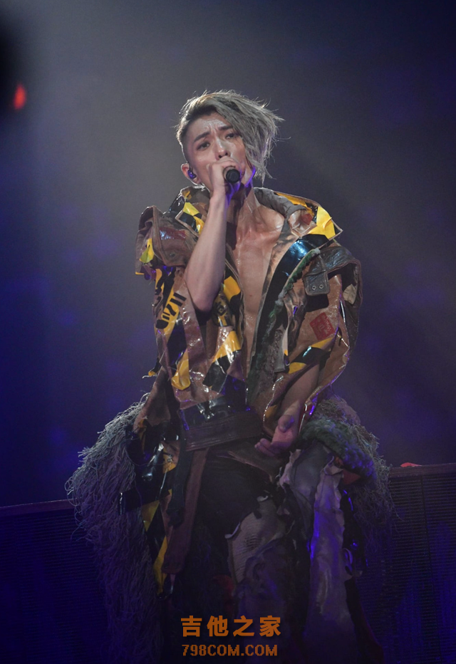 42岁歌手办演唱会数度落泪，全家捧场未见妻子，自曝已离婚一年半