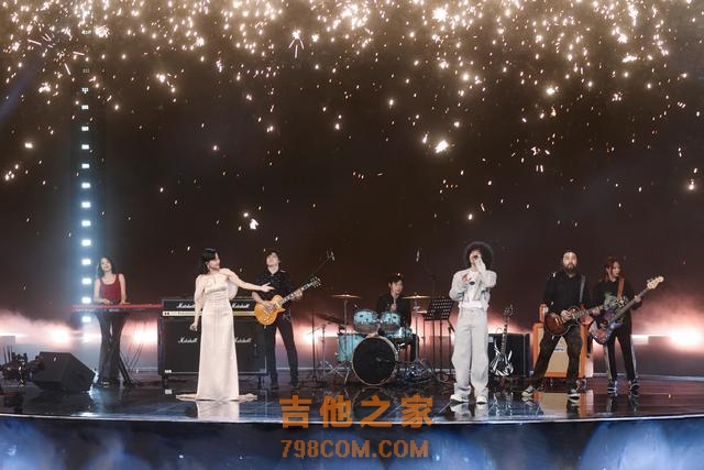厉害！香港新人歌手首登央视晚会献歌声，成功打入内地市场人气高