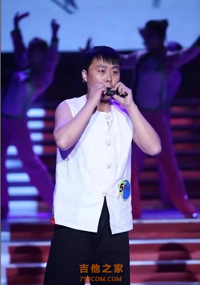 歌手刘大成街边被偶遇，穿60元上衣裤子泛白，与粉丝合照行为拘谨