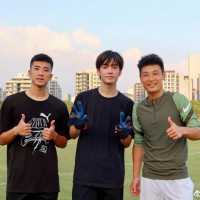 歌手张颜齐晒与武磊、李圣龙踢球照：人生足球生涯达到巅峰