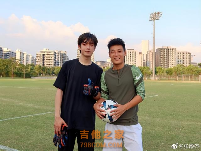 梦幻联动！歌手张颜齐晒与武磊、李圣龙合照：足球生涯达到巅峰