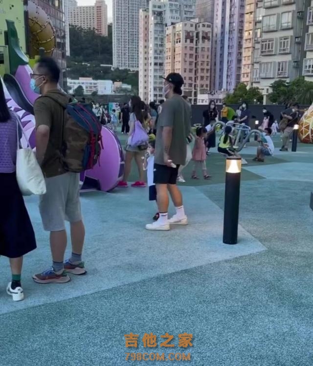 状态令人唏嘘！香港知名歌手内地商演狂走音，身形发福被嘲像大叔