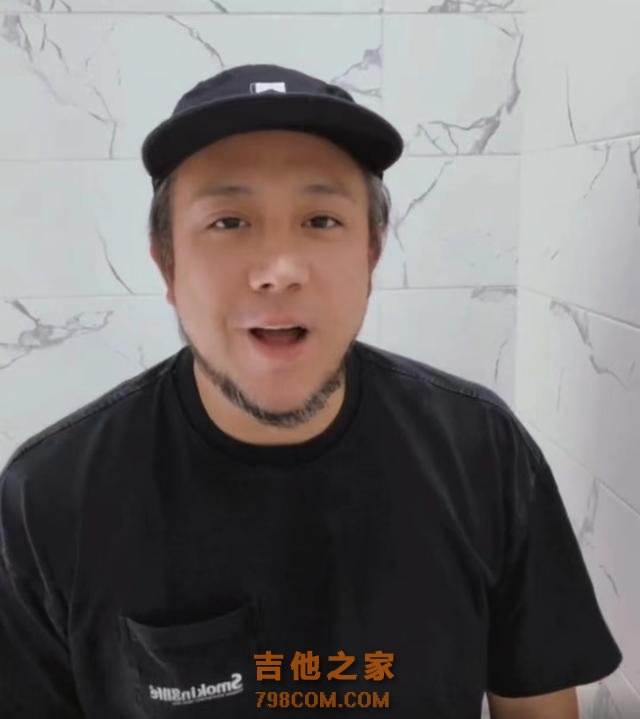 状态令人唏嘘！香港知名歌手内地商演狂走音，身形发福被嘲像大叔