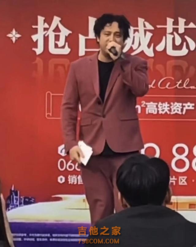 状态令人唏嘘！香港知名歌手内地商演狂走音，身形发福被嘲像大叔