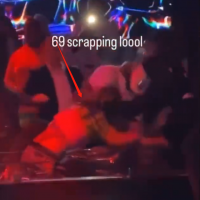 知名说唱歌手夜店打架！骑对方身上挥拳殴打，场面混乱保安拉不住