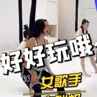 知名女歌手室内空中蹦极！与女友人狂蹦跳，曾因130斤身材惹争议