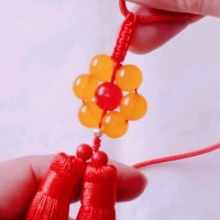 手工串珠编织漂亮的桃花芯汽车挂件，自己做更加吉祥，看图文教程